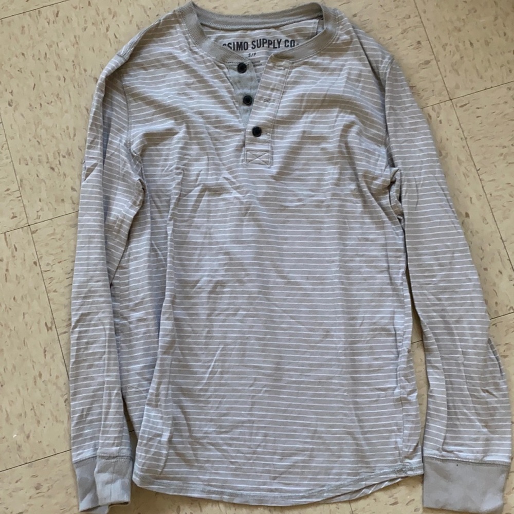 Men’s gently used long sleeve top